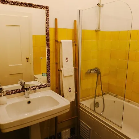 Hostel G&b - And Wines *