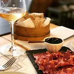 G&b - And Wines Hostel *